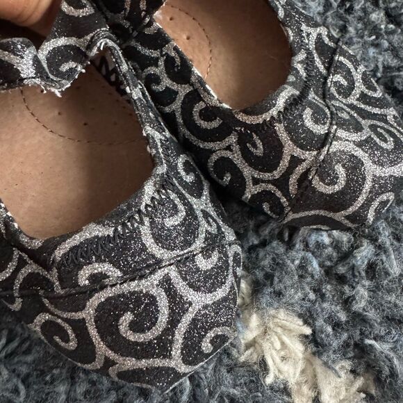 Toms Toddler Shoes - Picture 5 of 8